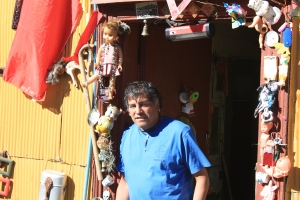 Este es el Kanko, posando con la decoración de la casa. Foto extraída de: www.crónicasviajeras.es